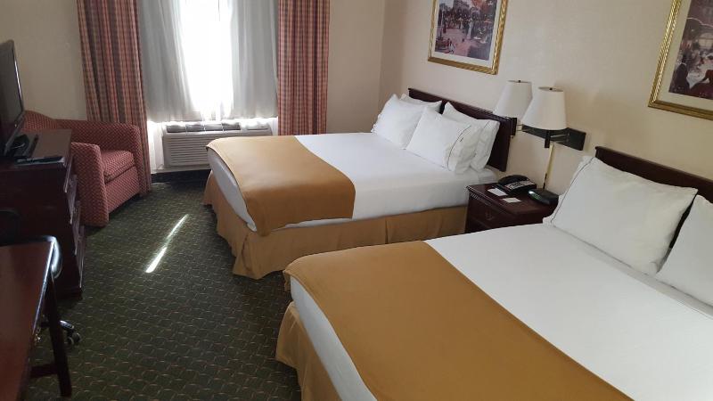 Queen Room with Two Queen Beds - Non-Smoking image 3