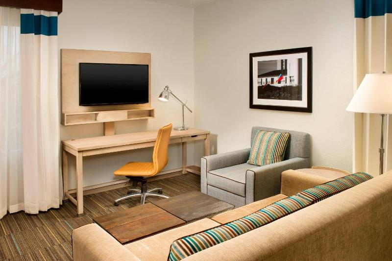 Junior King Suite with Sofa Bed, Adapted Tub, Balcony and Ocean View - Mobility and Hearing Accessible image 3