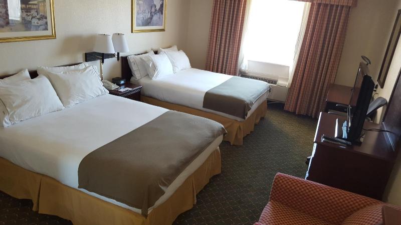 Queen Room with Two Queen Beds and Balcony - Non-Smoking image 4