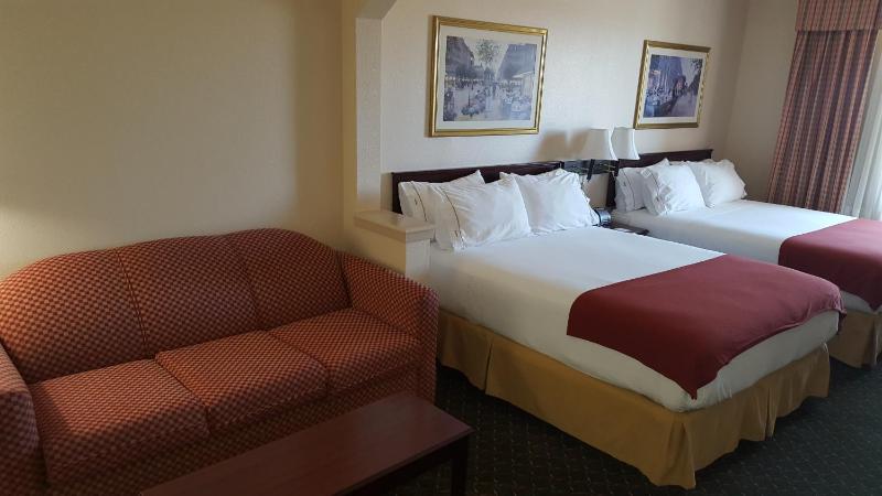 Queen Room with Two Queen Beds and Sofa Bed - Non-Smoking image 4