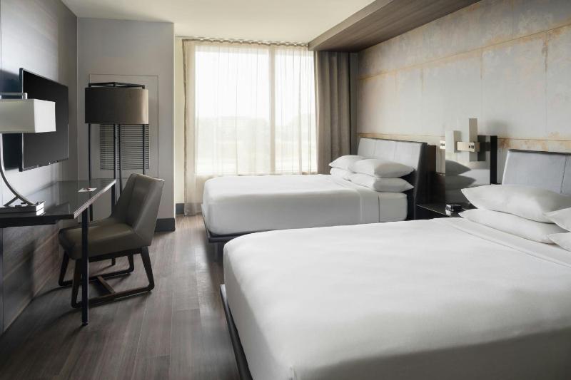 Queen Room with 2 Queen Beds - Lounge Access image 1