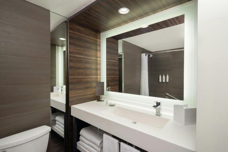 Queen Room with Two Queen Beds - Hearing Accessible image 3