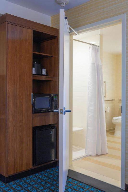 King Room with Roll-in Shower - Mobility and Hearing Accessible image 4
