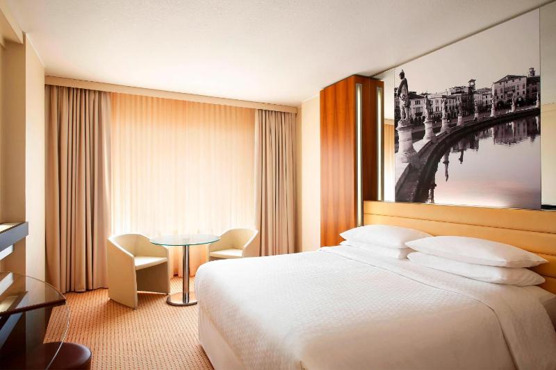 Executive Queen Room image 1