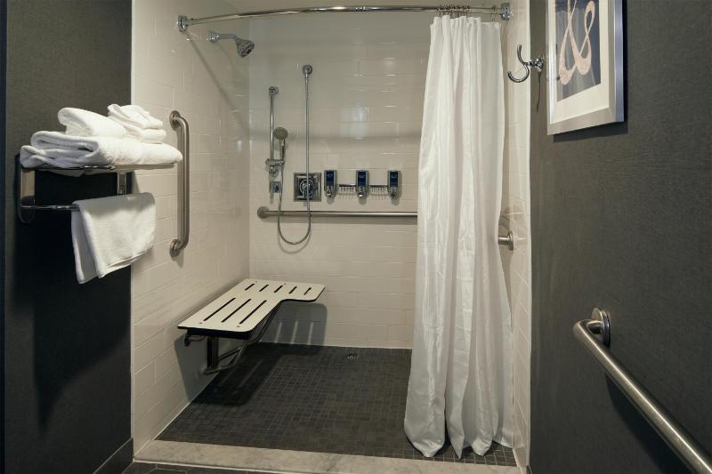King Room with Adapted Tub - Mobility and Hearing Accessible image 3