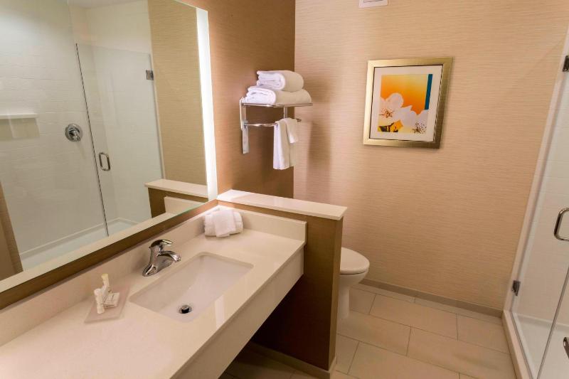 Queen Room with Two Queen Beds and Adapted Tub - Mobility Accessible image 4
