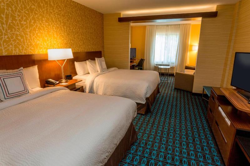 Queen Suite with Sofa Bed and Adapted Tub - Mobility Accessible image 3