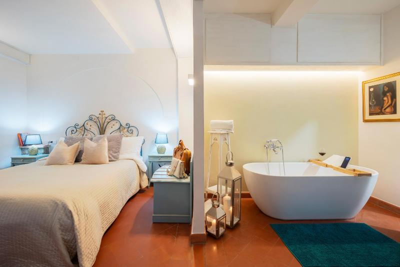 Deluxe Double Room with Bath image 1