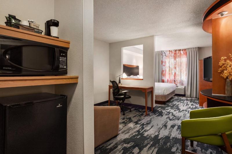 Deluxe King Room with Sofa Bed image 4
