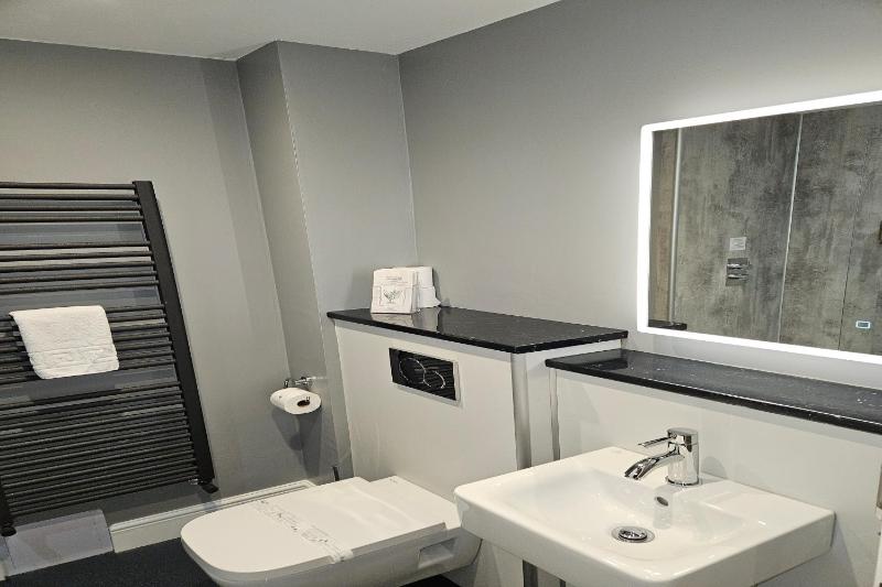 Twin Room image 4