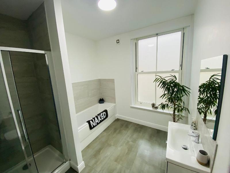 Seascape Seaview Apartment hot tub hire subject to availability - image 18