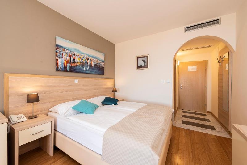 Double Room with Terrace image 4