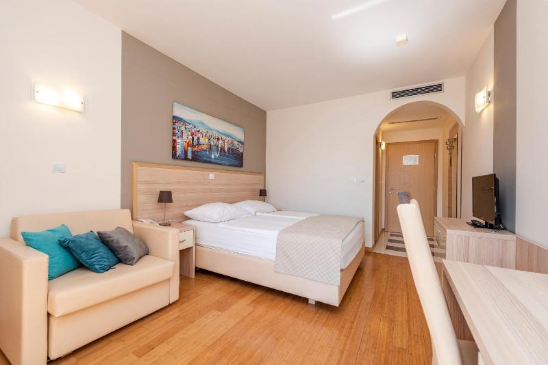 Double Room with Terrace image 3