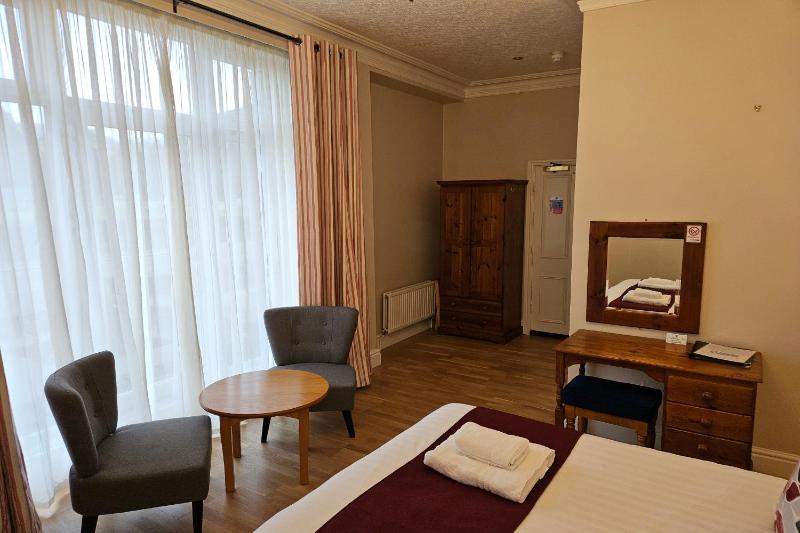 Twin Room image 1