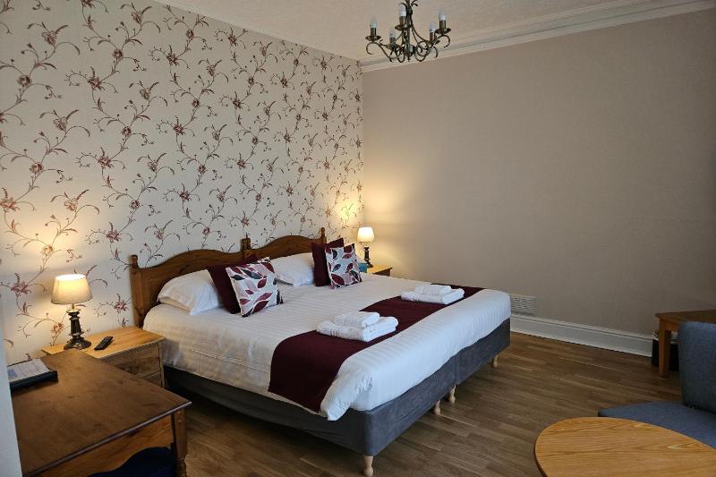 Twin Room image 3