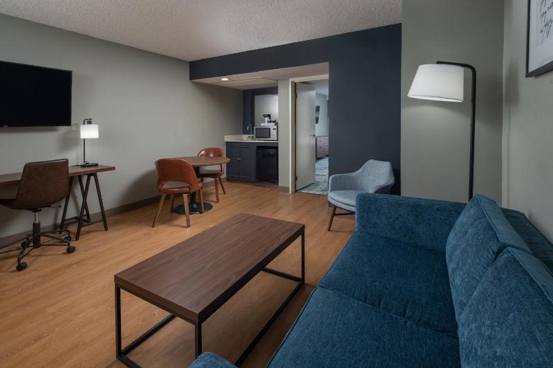 Deluxe Queen/Queen Suite with Sofa Bed image 4
