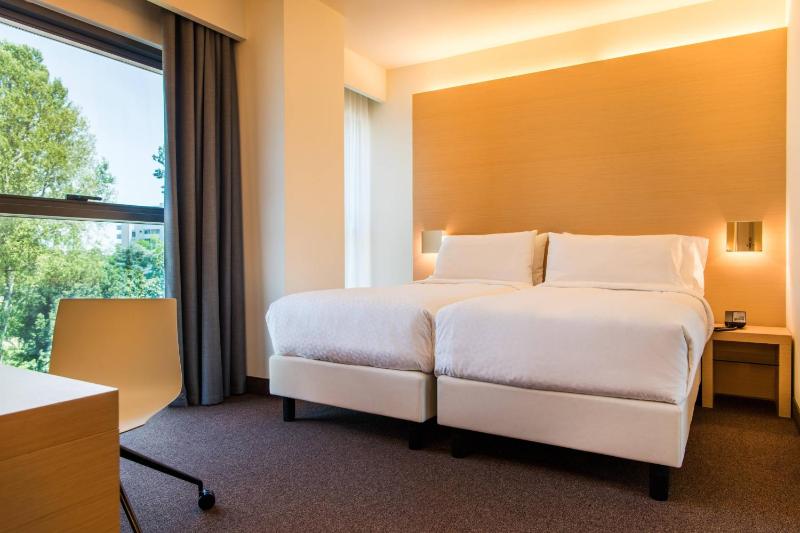Superior Twin Room image 1