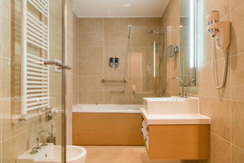 Deluxe King Room image 3