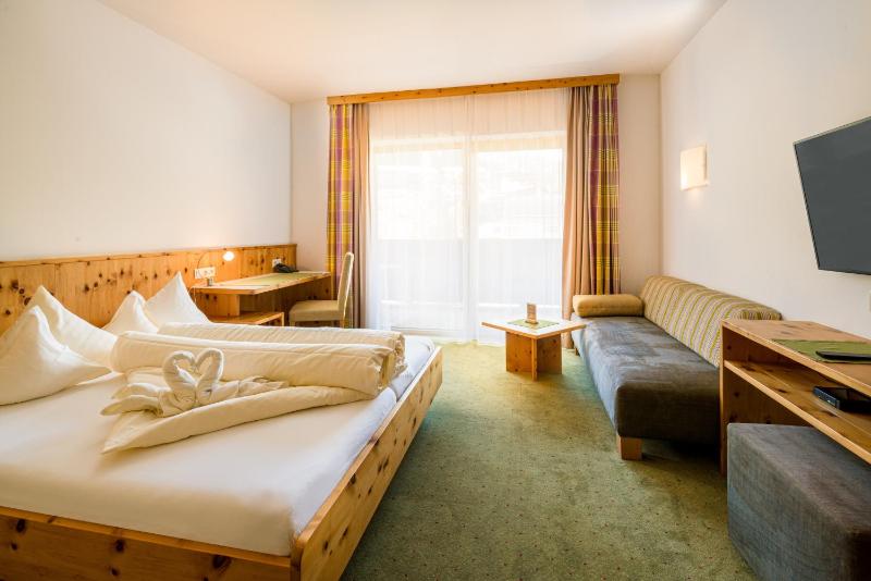 Superior Double Room with Balcony image 3