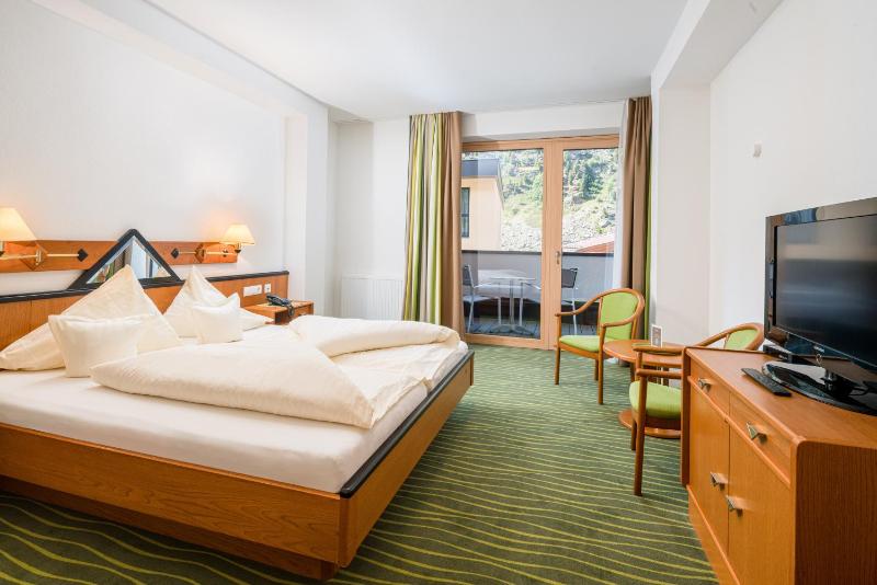 Standard Double Room with Balcony image 1