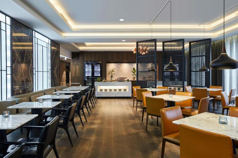 Executive Room, 1 King, City view image 3