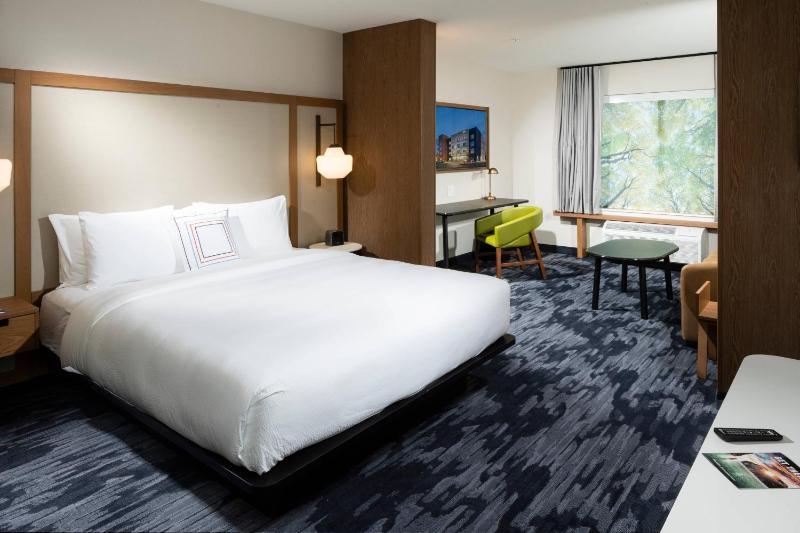 Suite, 1 King, Sofa bed image 1