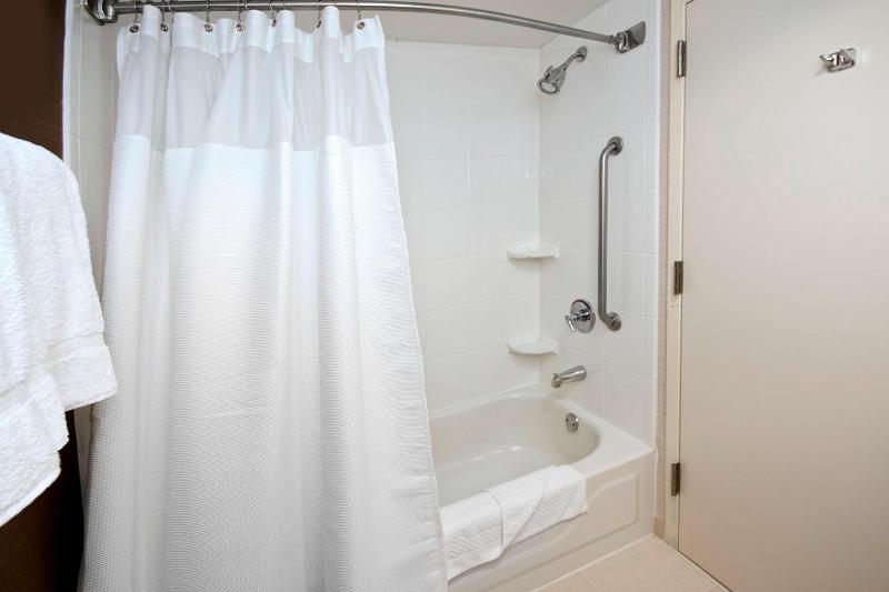 Queen Room with Two Queen Beds image 3