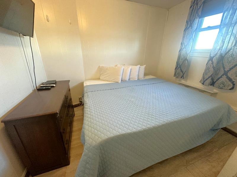 Three-Bedroom Family Bungalow with 1 and 1/2 Bath image 3