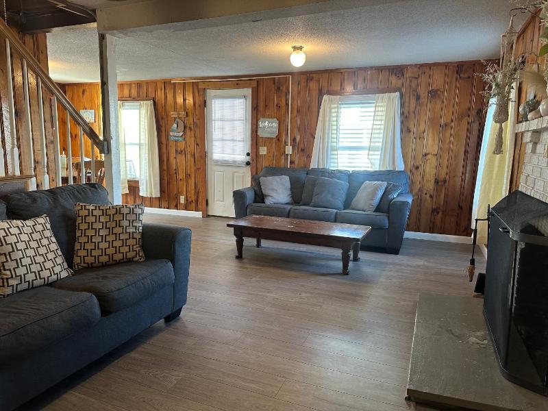 Three-Bedroom Family Bungalow with 1 and 1/2 Bath image 3