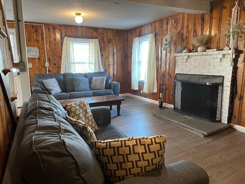 Three-Bedroom Family Bungalow with 1 and 1/2 Bath image 4