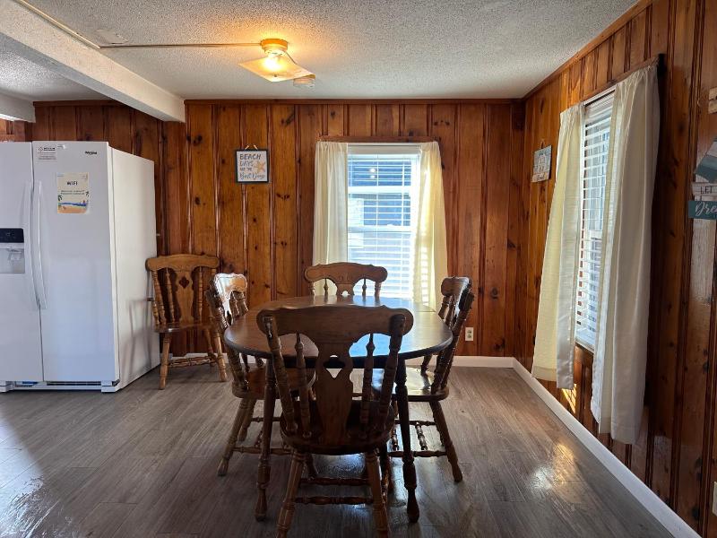 Three-Bedroom Family Bungalow with 1 and 1/2 Bath image 2