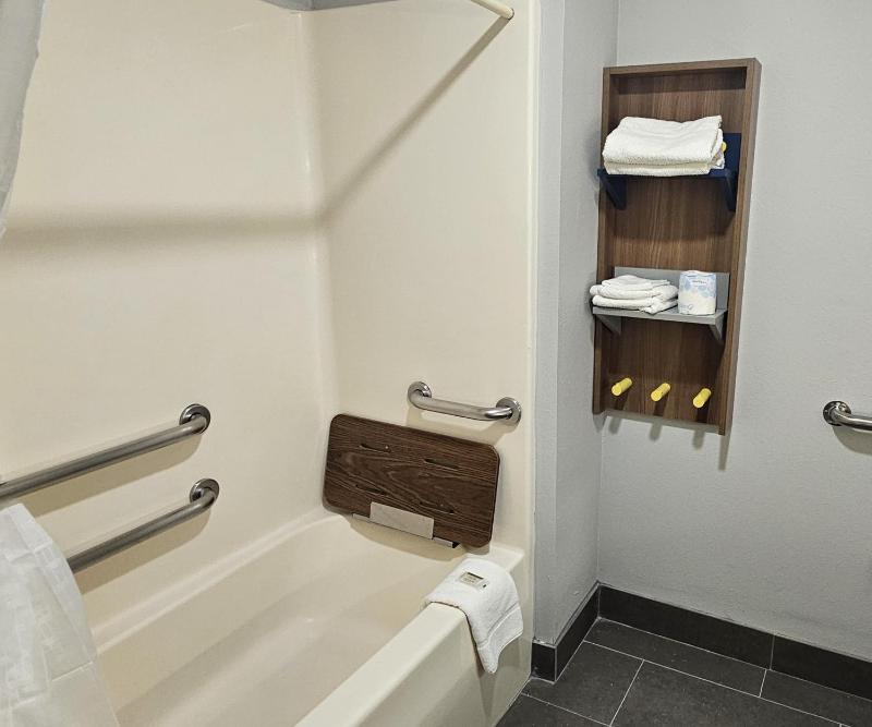Queen Room - Disability Access/Non-Smoking image 4