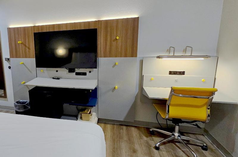 Queen Suite - Non-Smoking image 3