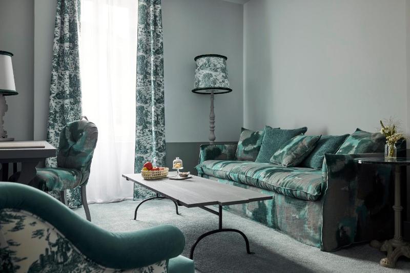 Deluxe Suite image 3