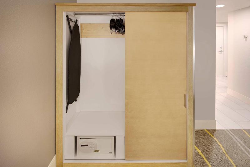 Guest room, 1 King, Balcony image 4