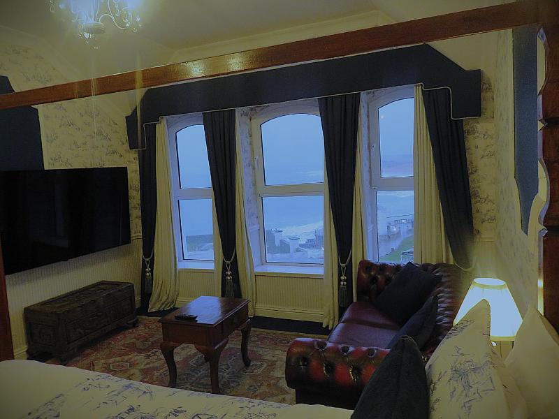 Four Poster Room with Sea View image 3