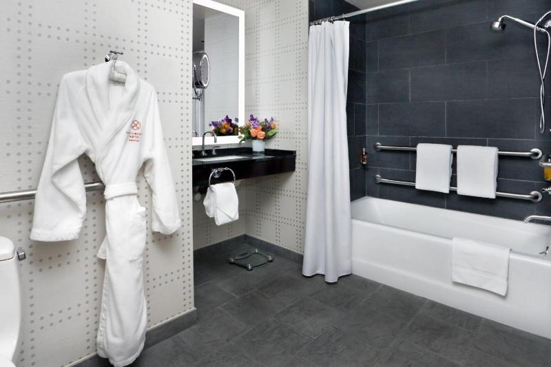 Superior, Guest room, 1 King image 2