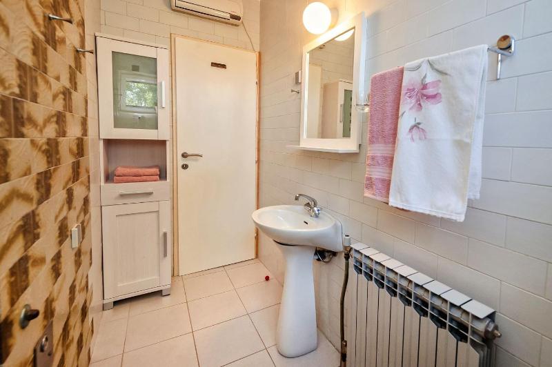 One-Bedroom Apartment image 2