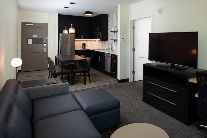 1 Bedroom Suite, 2 Queen, Sofa bed image 1