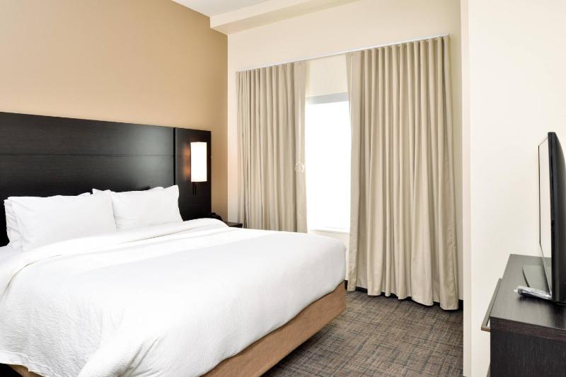 1 Bedroom Suite, 1 King, Sofa bed image 4