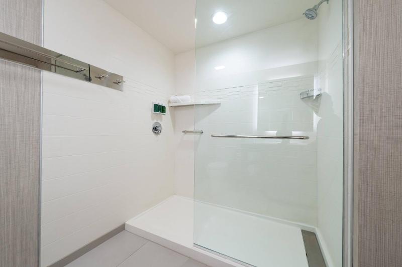 1 Bedroom Suite, 2 Queen, Sofa bed image 2