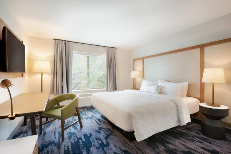 King Guest Room with City View image 3