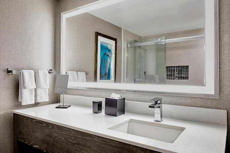Larger Guest room, 1 King image 4