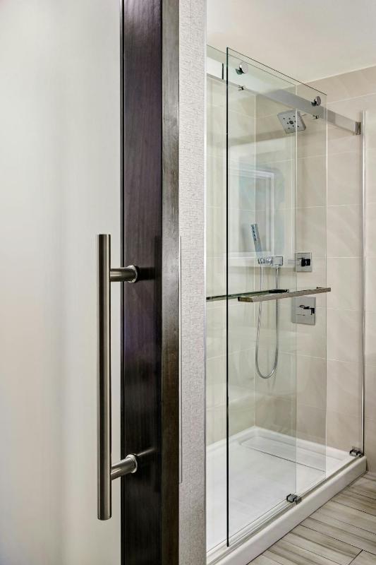 Larger Guest room, 1 King image 2