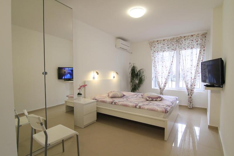 Small Double Room with Spa Bath image 3