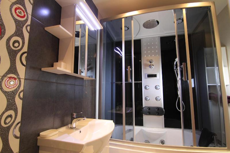 Small Double Room with Spa Bath image 2