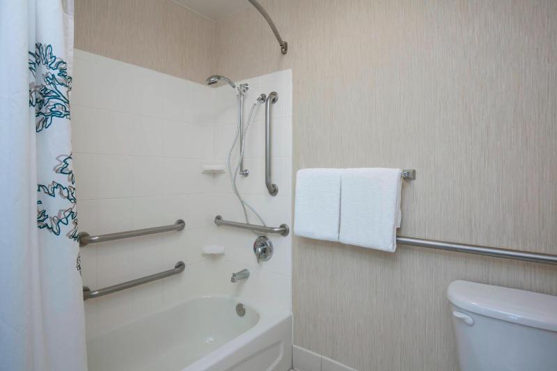 One-Bedroom Queen Suite image 2