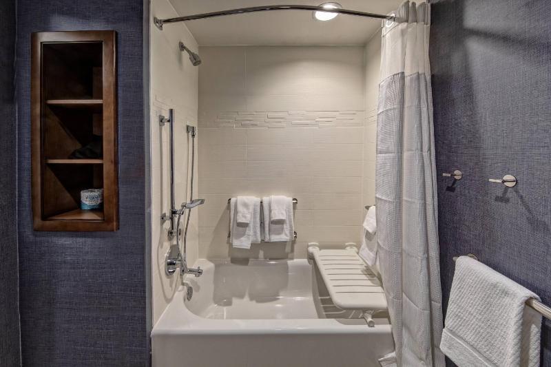 One-Bedroom King Suite with Sofa Bed image 3