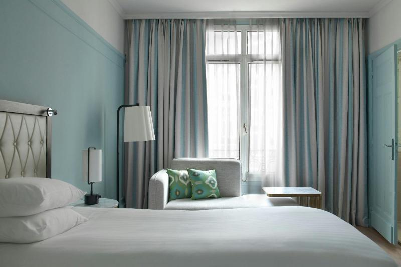 Superior Twin Room image 4