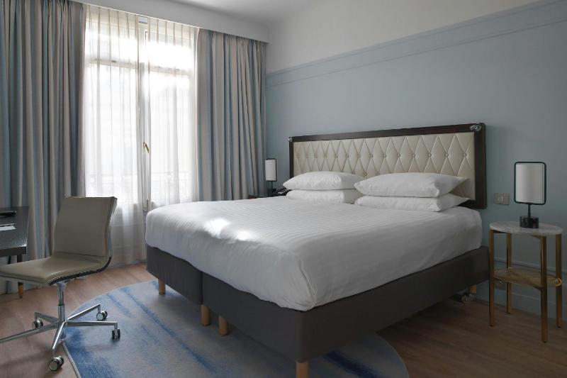 Superior King Room image 3